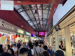 ちょうど古くなって買い替えたかった、エコバックやチョコレート、マグネットなどを買う。