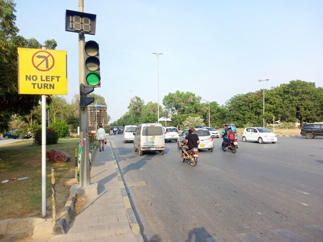 ジンナー国際空港 からは<br />バス停 まで　多少は　歩きます