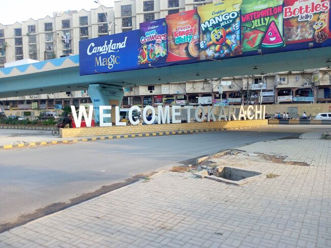 わざとらしい　　看板<br /><br />この　陸橋の　向こう側が　よく行く　茶室<br />そして　　問題の　バス停