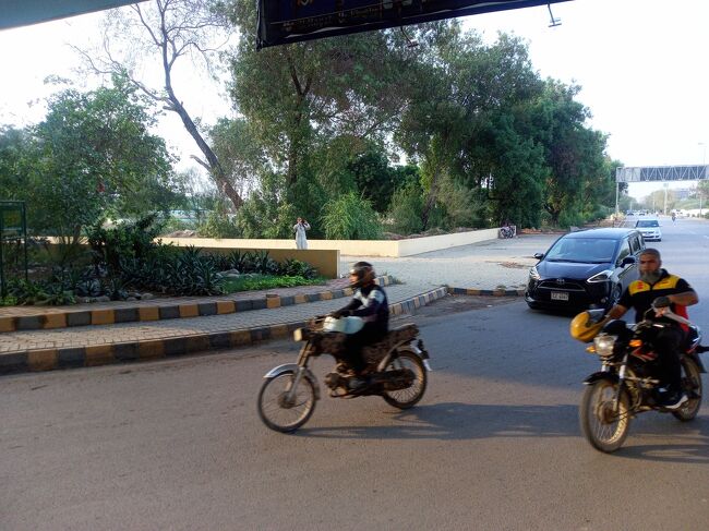 20 分　くらいは　歩きます