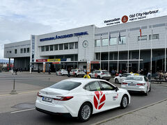 ほぼ定刻通り10時にタリンに着きました。
私たちは旧市街の端の方のホテルを予約していたので、歩いて向かいました。
港から一番近い旧市街の入口までは歩いて10分くらいです。