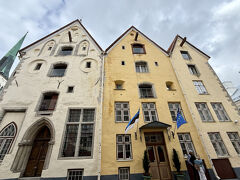 こちらが宿泊のホテルスリーシスターズです。
三角屋根が3つ並んだ建物は、その優しく可愛いらしい外観から、スリーシスターズ（三人姉妹の家）と呼ばれいます。
2泊で364ユーロ（65,059円）でした。
部屋の写真は後になりますが、居心地の良い、素敵なホテルでした。
タリンは13世紀にハンザ同盟に加入し、ヨーロッパとロシアを結ぶ交易の拠点として繁栄しましたが、ドイツの影響を色濃く残す建物です。
節税のため正面の間口が狭く、3階には荷物を搬入するための滑車をかける棒がついています。