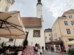 聖霊教会の空高くそびえる塔は立派でした。
外壁に埋め込まれた大時計は1684年に制作されたもので、タリンにおける最古の公共時計だそうです。
今日にいたるまで時を刻み続けています。