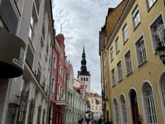 ラエコヤ広場に着くと思って曲がった道の先には、聖ニコラス教会がありました。
石畳のなだらかな坂道が素敵な小道です。