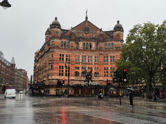 今日はバッキンガム宮殿の衛兵交代式を観に行きます
心配なのは雨が降っているので、中止となるかもしれません。