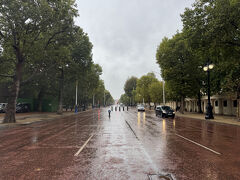 ザ・マルの正面にバッキンガム宮殿があります。