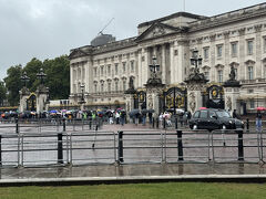 バッキンガム宮殿に到着しました。
11時から衛兵交代式がありますが、1時間前でも既に多くの方が見にいらっしゃっていました。