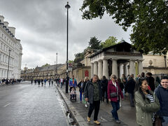 折角なのでバッキンガム宮殿に隣接している「キング・ギャラリー」に行くことにしました。