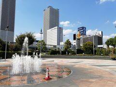 岐阜駅から路線バスに乗ります。噴水のある駅前の広場です。