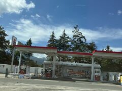 吾妻SA ドライバー交代
12時35分　　昼食は車の中で交代で食べます。先を急ぎます