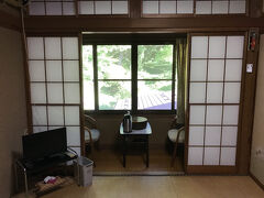 部屋は２階。

全部で４室あるそうだが、
宿泊客は私達だけ。
月曜日ということもあるが、
実はこの頃、
西から台風が近づいていたので、
キャンセルもあったそうだ。