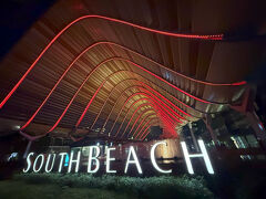 サウスビーチ前を夜に歩いたのは初めてだったんだけれど、とても美しく思わず吸い込まれてしまいそうな建築美の魅力が潜んでいました。
高層タワーが2棟あり、ほとんどはオフィスなんだけれど、低層階にJWマリオットホテルがあるんですね。
私たちが宿泊したお部屋からこのタワーがよく見えていたナ♪