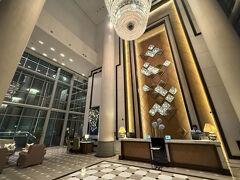 あ～っ、この感じ、宿泊した当時と全く変わらず素敵だわー。
キラキラ美しいシャンデリア☆覚えているな。
今回はレストラン利用なので、こちらに声をかけたらエレベーターでルーフトップまで♪