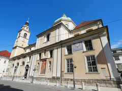 そのまま旧市街を散策し、こちらも観光地である聖ニコライ大聖堂に到着しました。