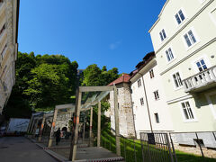 ということで、先に町のシンボルであるリュブヤナ城に向かいます。
リュブヤナ城は町の中心の小高い丘の上にあるため、歩いていくのは大変ですが、ケーブルカーがあるため、そちらを利用することにします。