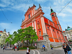 また、この橋の先の広場が町の中心と言えるプレシェーレノフ広場で、そこに面して建つこちらの建物がリュブヤナで聖ニコライ大聖堂に並ぶ規模を誇る聖フランシスコ教会です。
先ほどの聖ニコライ教会には入れませんでしたが、こちらは中に入れるようです。