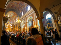 ただ、こちらも中ではミサの最中でしたので、見るのは後方から邪魔にならないようにさらっと見るだけにしました。
ちょうど子供たちが聖歌を歌うところで、父母さんたちでしょうか。撮影している人も多かったです。