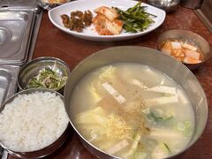 DMZ半日ツアーは14時頃ソウルへ戻り解散。市庁駅付近でツアーバスを下車してランチへ。

武橋洞ブゴグッチッ 10,000ウォン。
食べてみたかったプゴク（干しダラのスープ）！専門店でメニューはこれ１品のため、着席と同時に自動的に提供される。出汁が効いていて優しい味～。アミエビの塩辛を入れるとまた味が締まっていい。
夫感想、「悪くはない」。