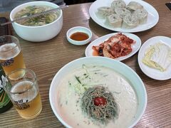 カルグクス（夫）、コングクス（私）、マンドゥ、TERRAビールを注文。
期待値を上げすぎたな…コングクスは塩味がなくて、食卓にあった塩やキムチを足して食べるものなのか…？
夫感想、「悪くはない」。