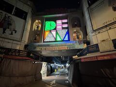 衣料品街の東和市場(トンファ)を抜けて行きますが、深夜の為、もちろんOpenしているお店は皆無...
すぐに飲食店が立ち並ぶ通りもあるので程良く明るい。危険な雰囲気ではない。