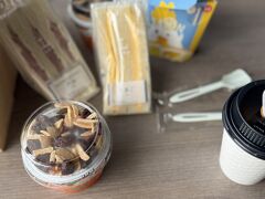 ホテル前のコンビニで朝食を調達してお部屋で朝ごはん。
前の日ごちそう三昧だったので、バランスとりましょ。