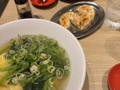 伊丹空港で、求めていたジャンキーなワンタンメンと餃子。
すみません、早くサービスされるけどあんまり美味しくない・・・