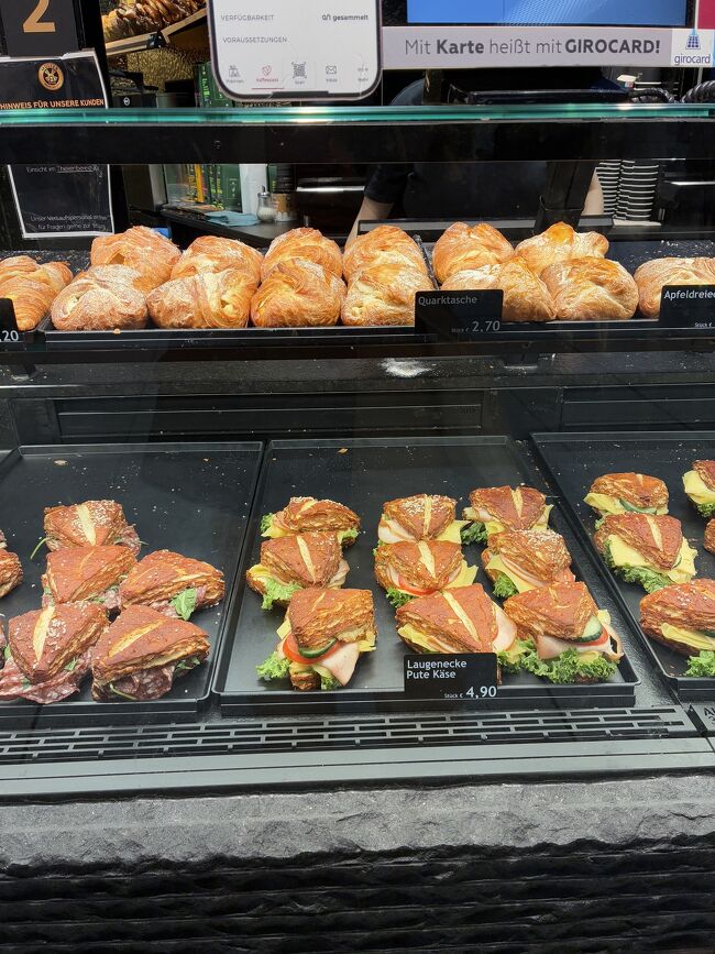 夕飯はミュンヘン中央駅地下のパン屋で、サンドイッチとクリーム入りクロワッサンを買いました。<br />確かパン3個で3,000円近くしました。<br />