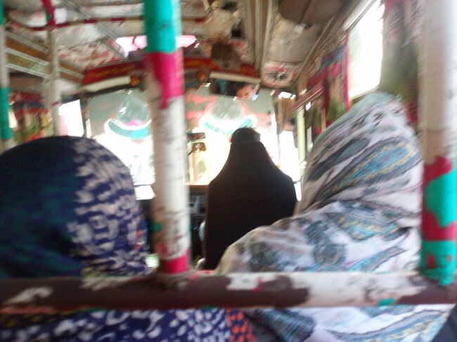 ￥ 25  の　バス に　乗る<br />ディープ　そのものだ<br />車体は　ポンコツ の　ボロボロ　だ<br />イスラム世界へ　ようこそ<br /><br />男性は　絶対に　前方には　座ってはならない<br />この 国では　女性 が　1番！<br /><br />女性を　大切に　しなければ　ならない<br />女性を　馬鹿にした　行動、違反行為は<br />すぐさま　逮捕　されると言う<br />