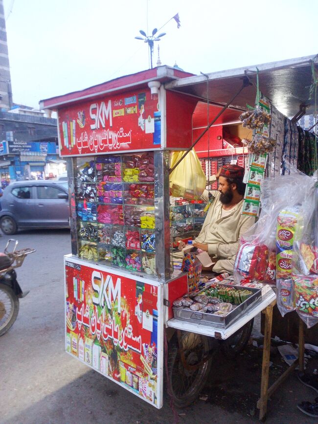 よく　　買う　　タバコ 屋　も　この辺り<br />250 ルピー<br />￥ 130  ぽっちです