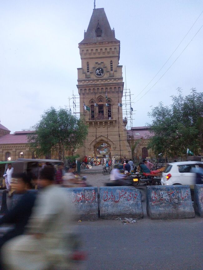 20 分　くらい　バスに　揺られると<br />時計台の　エンプレスマーケット　に　到達 する<br />16 番  バス の        終点 です<br />ここが　カラチ の  中心部分<br />サダル　に　なります