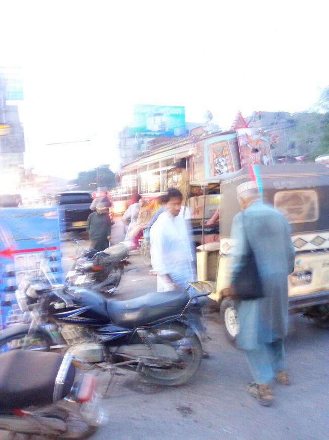 この　サダル は　もはや　わたくしの 庭であります<br />足の 便が　とても良いので<br />わたくしは　この エリアに　いつでも 宿を とります