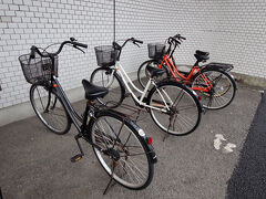 ホテルに荷物を預け、チェックアウト。
この日も夕方まで無料自転車を借りることができました。
昨日とは違う、黒のシティサイクルです。
車体が錆びだらけだけど大丈夫か？
サドルも前傾し、お尻が痛いけれど、
交換してもらうのが面倒で、そのまま出発。