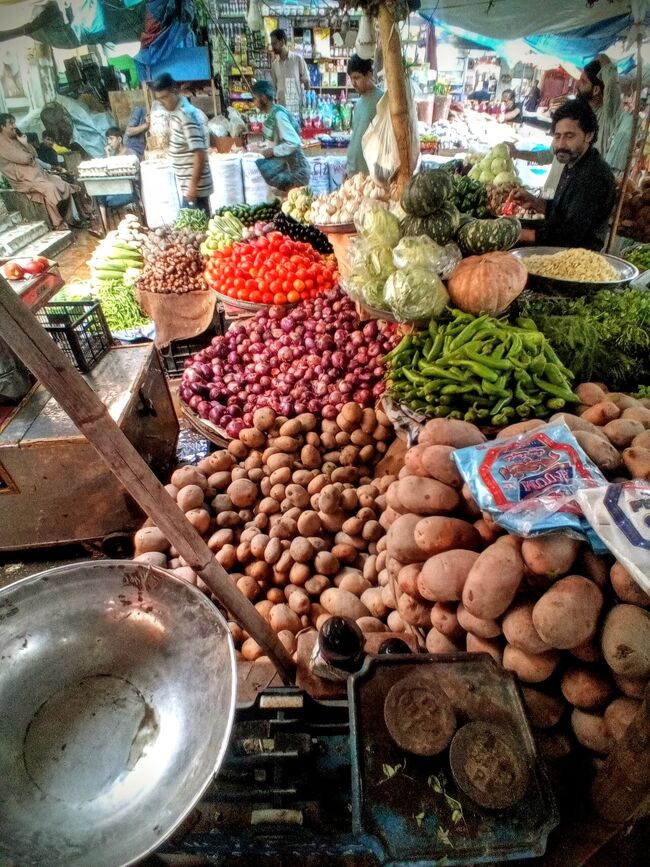 エンプレスマーケット の　内部は<br />食品が　メインです<br /><br />反対側へ　行くと<br />肉や　魚<br />動物なども　売っておりますが