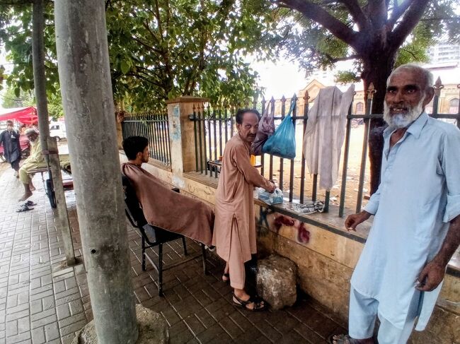 路上床屋は　安いぞ<br />おそらくは　100 ルピー<br /><br />￥ 50   そこそこだ