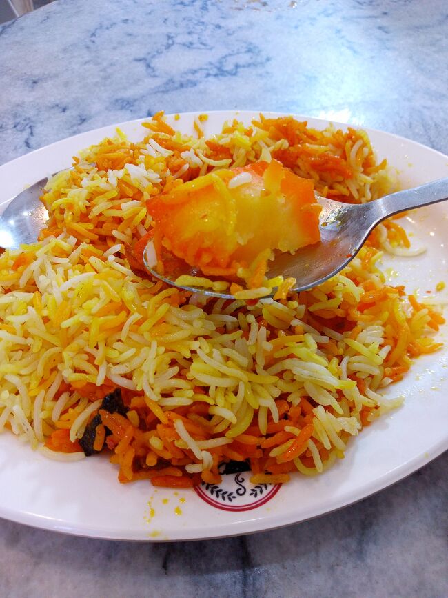 とりあえず<br />隊長には　これを　食べて 頂いた<br /><br />カラチ で　1番　旨い　食べもの<br /><br />チキン　ビリヤニ　です　　￥ 150<br /><br />隊長 は　満足　したのかしら？<br /><br /><br />See    you