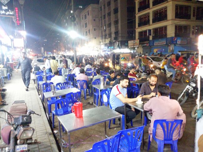 カラチ の　中心部<br />サダル の　エンプレスマーケット からは<br />1本道<br />15 分　くらい　歩くと<br />人混みが　現れます<br /><br />その 辺りが　バーンズ ロード<br />早い話が　カラチ の  賑やかな 　飲食店街