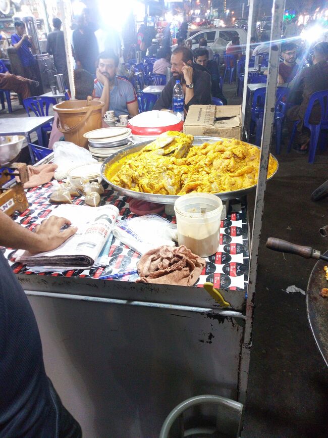 昼間 には　閑散と しておりますが<br />夜に なると　爆発<br />色々な　飲食店 が　あらわれます