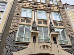 ファサードの装飾が独特で美しいドラコニギャラリー（Draakoni Gallery）。
その名の通り、1階がギャラリーになっており期間展を開催していました。
