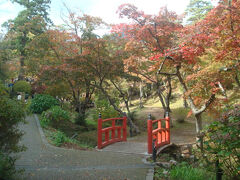 小さな赤い橋がいくつかありました。人が写らない写真が撮りやすかったです。