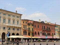 上の写真の「アレーナ・ディ・ヴェローナ」の隣は、お店が並ぶ「ブラ広場」です。