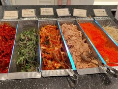 朝から何も食べてないので、マティーナラウンジでセルフピビンパ。今回は食費も全然使ってないわー。なんと、ドリンクをまったく買ってない笑。日本から持って行ったインスタントコーヒーと辻利の粉末茶とホテルの無料ウォーターサーバ利用。

