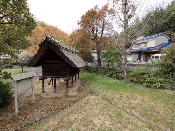 離れた場所から見ると「古墳時代」と「現代」が同居。<br />高床倉庫がタイムスリップしてきたみたい。<br />なんだか不思議な光景です。