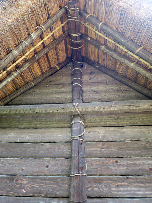 ツツラフジの類で建材を結わえ付けられています。