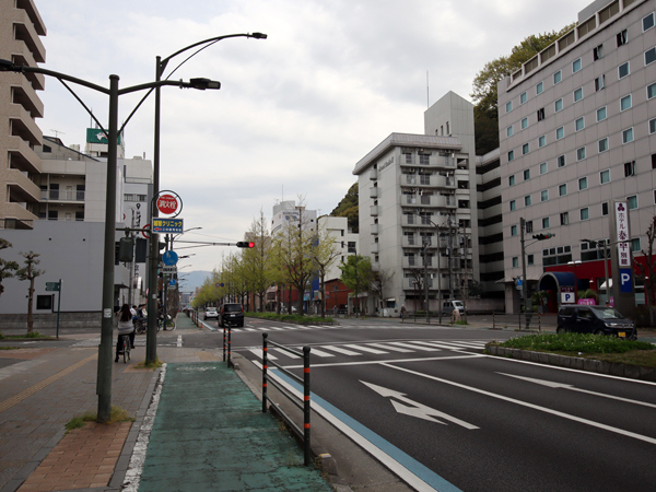 雨でないことを祈って<br />「愛媛大学ミュージアム」へと自転車を走らせました。<br /><br />ここは昨日、道後温泉へ行く時に通った道。<br />途中で左折すれば、愛媛大学。<br />…のはずなのに、それらしき建物がありません（T_T）