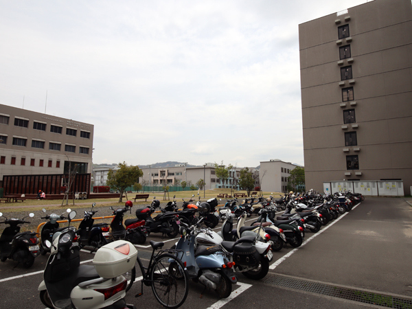 グーグルマップとにらめっこしつつ、<br />ようやく見つけた愛媛大学 工学部。<br /><br />ミュージアムはどこですか？<br />構内へ入っていく学生を見つけ、声をかけました。<br />けれど、イヤホンをしているので聞こえないみたい。<br />彼は学内へと消えていきました…。