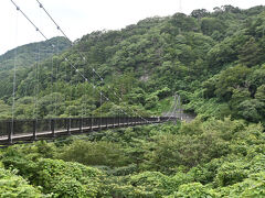【鬼怒楯岩大吊橋】17:30

夕食を少し遅い時間にしたので、少し散歩することにしました。
ホテル三日月～鬼怒川ロイヤルHの前を歩き楯岩大吊橋にやってきました。