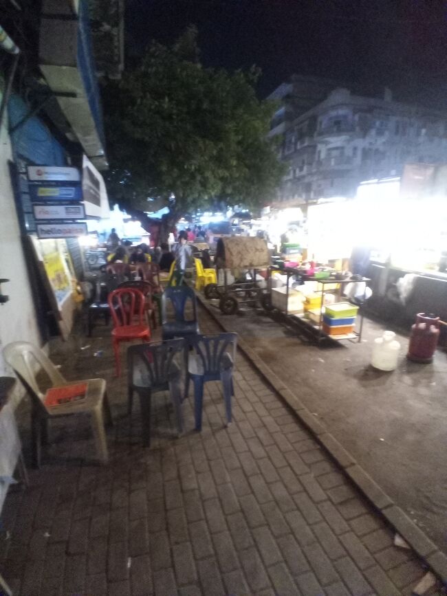 こんな<br />たくさんの<br />飲食店 の　中から　我々は　選ぶ