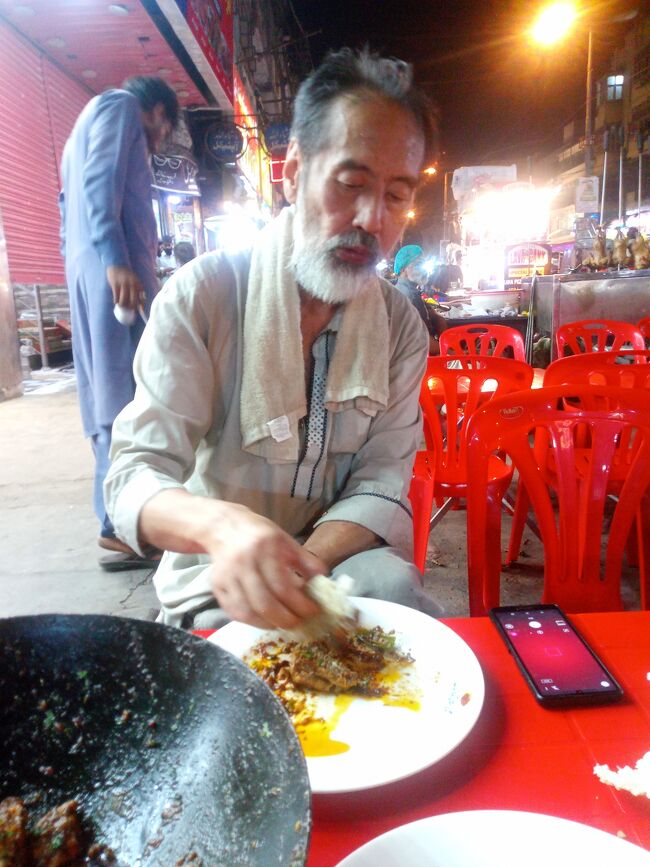 彼は　結構　　食べていた<br /><br />その後<br />彼は　具合が悪くなる<br />パキスタンは　腹　壊すぞ　　　（笑）<br /><br />わたくしは　この時点で<br />身体　ボロボロ<br />お腹も　体調も<br />ヤバい　です