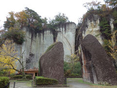 大谷公園は露天掘りの採石場跡が、公園として整備されたものです。
今立っている場所は、採石場の底に当たる部分ですね。
