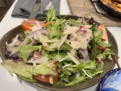 考えるのがめんどうで、一回食べてみたいなと思っていたホテルのレストランで食べることに。